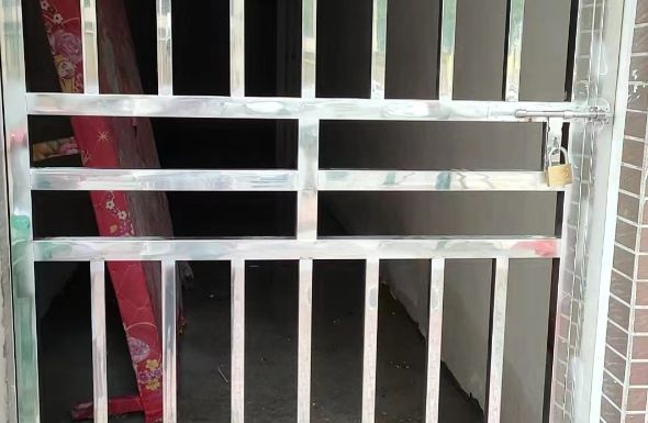 邵阳：大祥区某物业安装不锈钢门上锁锁住业主逃生的消防通道