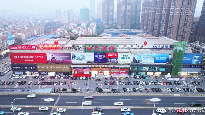 万家丽新豪轩门窗框住四季风光