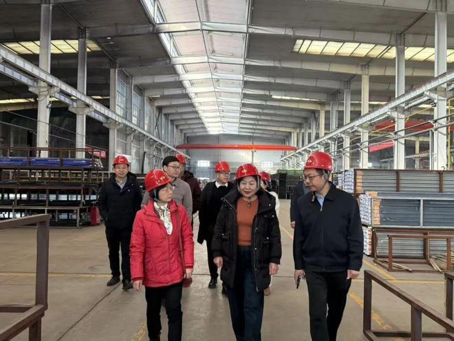 昌吉高新区携高校专家赴新铝铝业助力技术创新